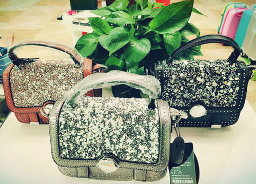 濱沙購物廣場金路達箱包專柜升級在即，服裝清倉大甩賣火熱進行中